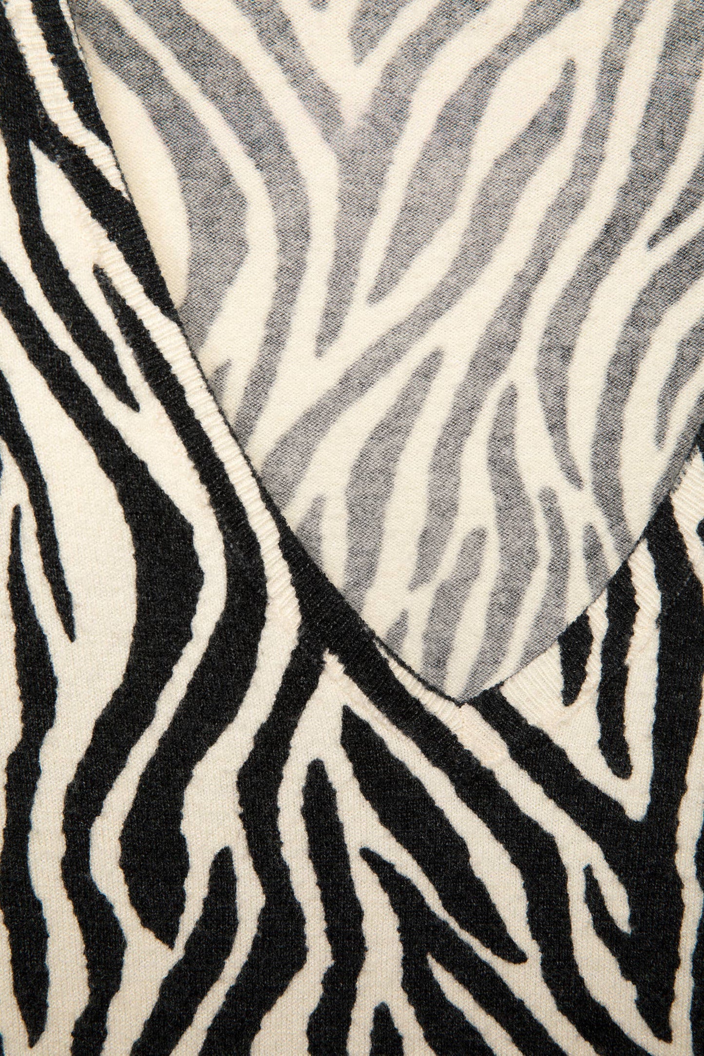 Maglione in maglia con motivo zebra e scollo a V