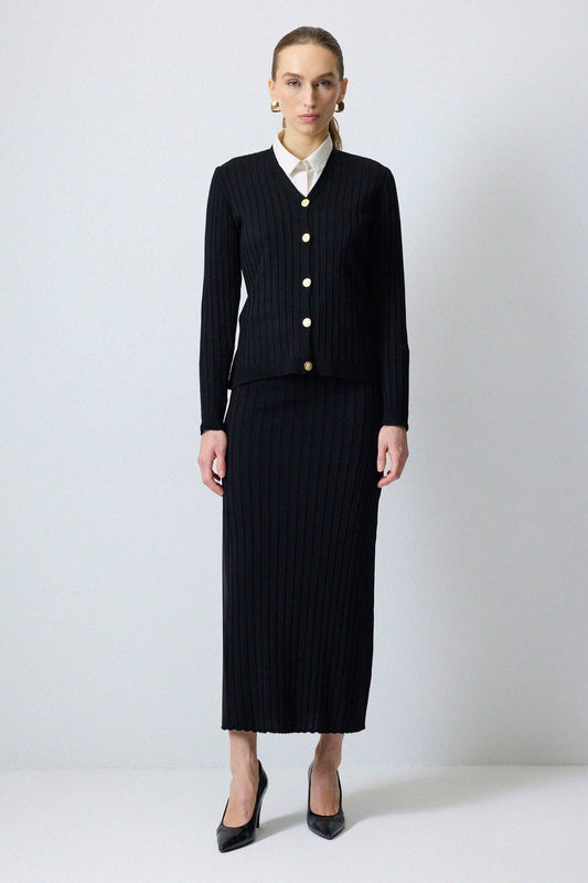 Set in maglia a coste con cardigan e gonna lunga nera
