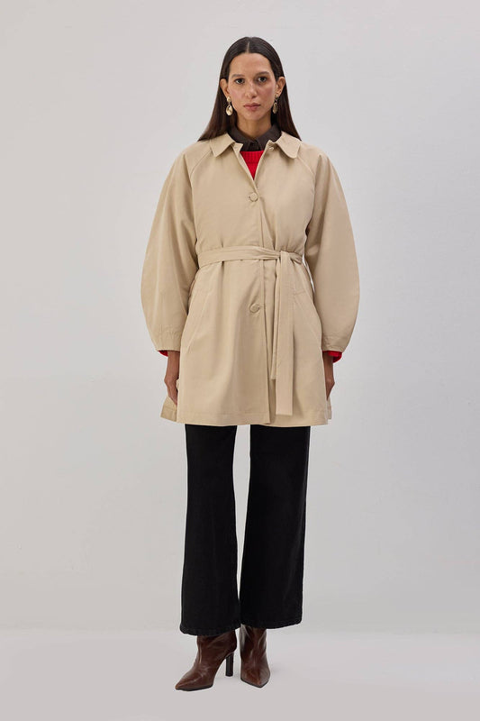 Trench corto beige con cintura