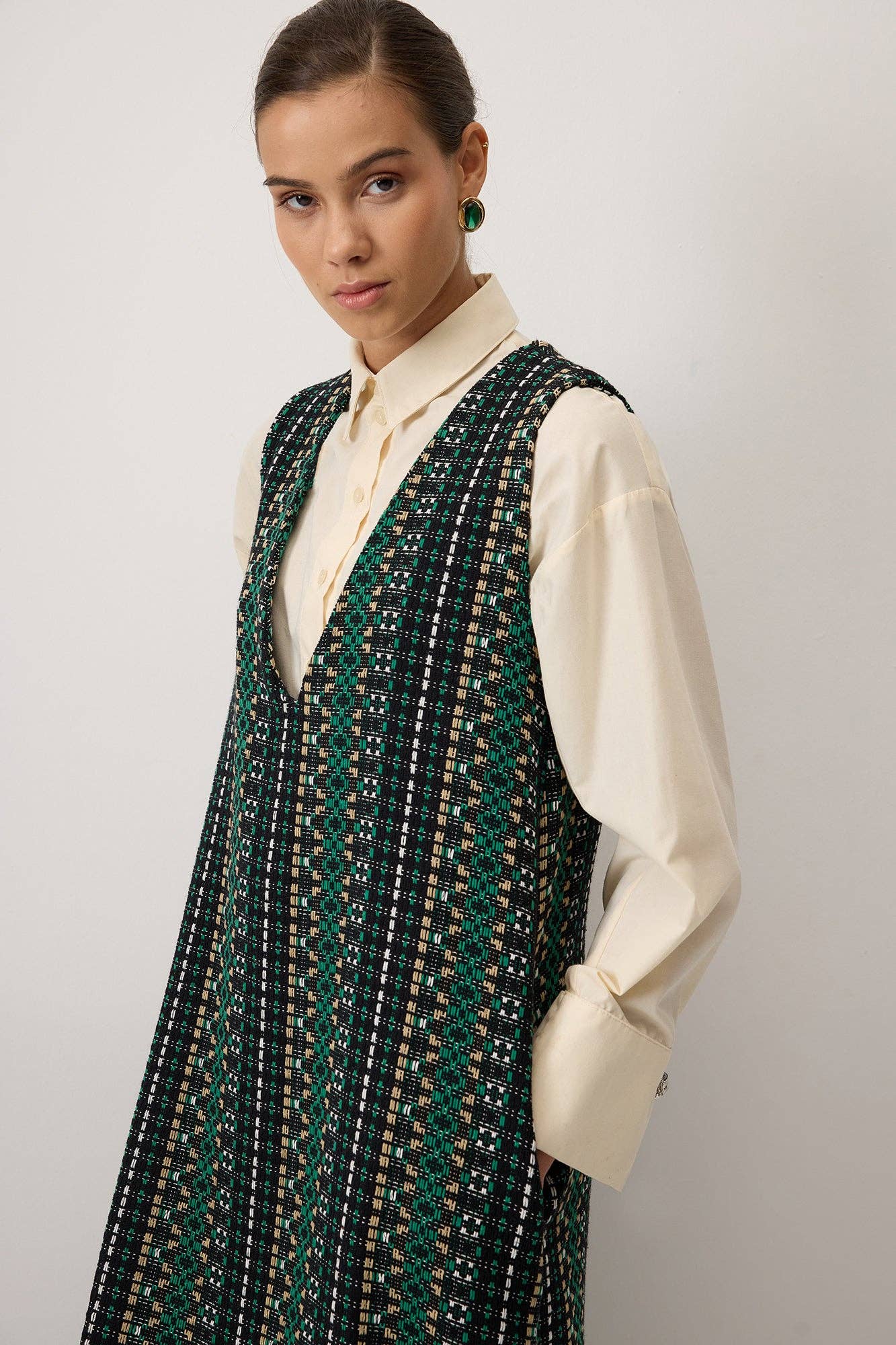 Abito lungo smanicato in tweed con scollo a V