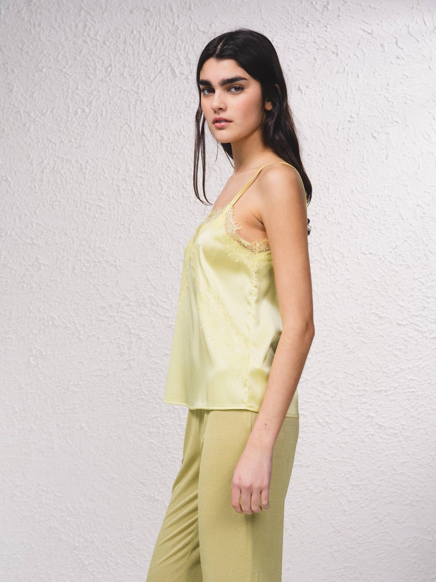 Top in raso con dettagli in pizzo