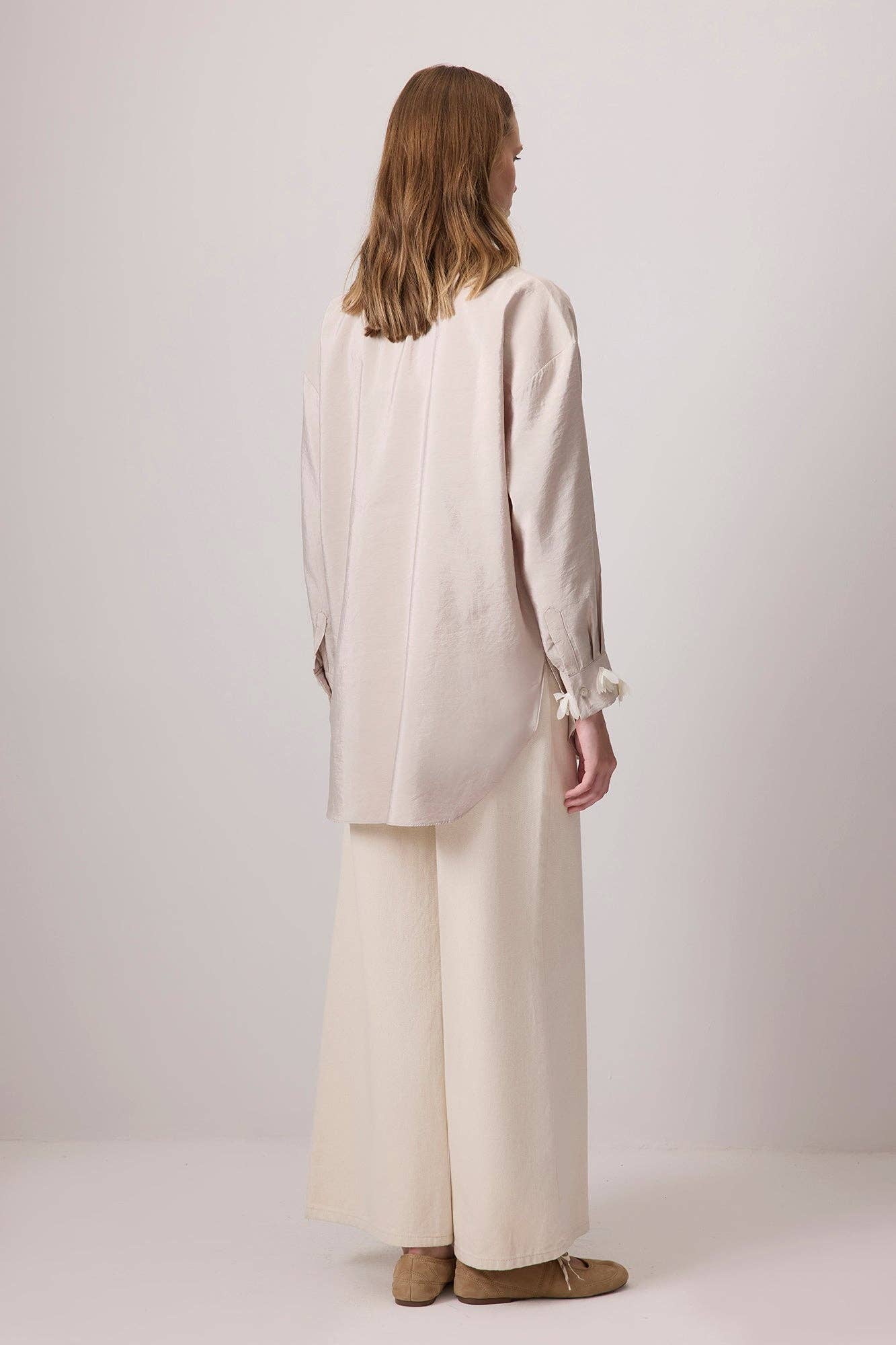 Camicia oversize con applicazioni floreali 3D