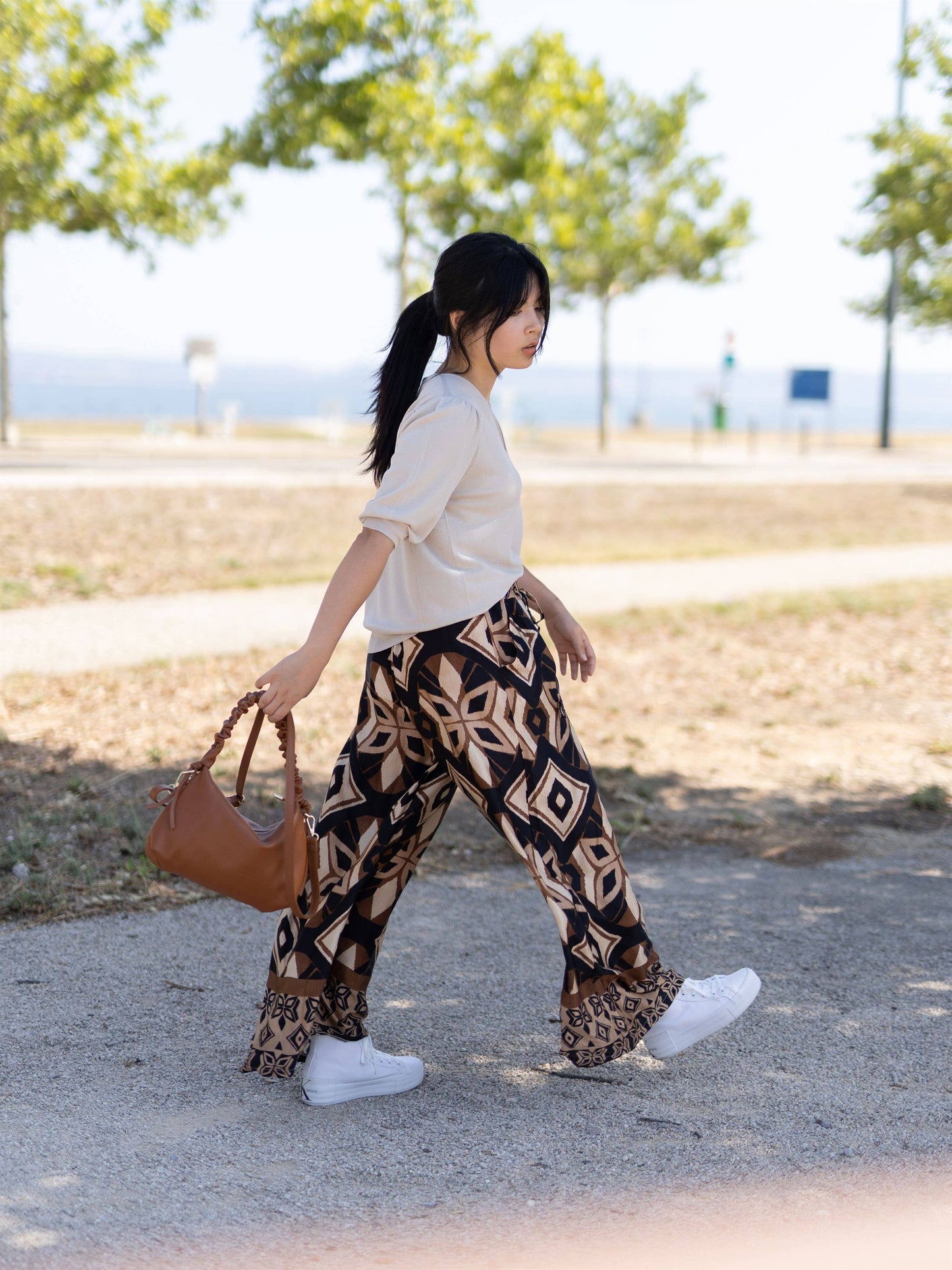 Borsa a spalla in pelle martellata con manico arricciato