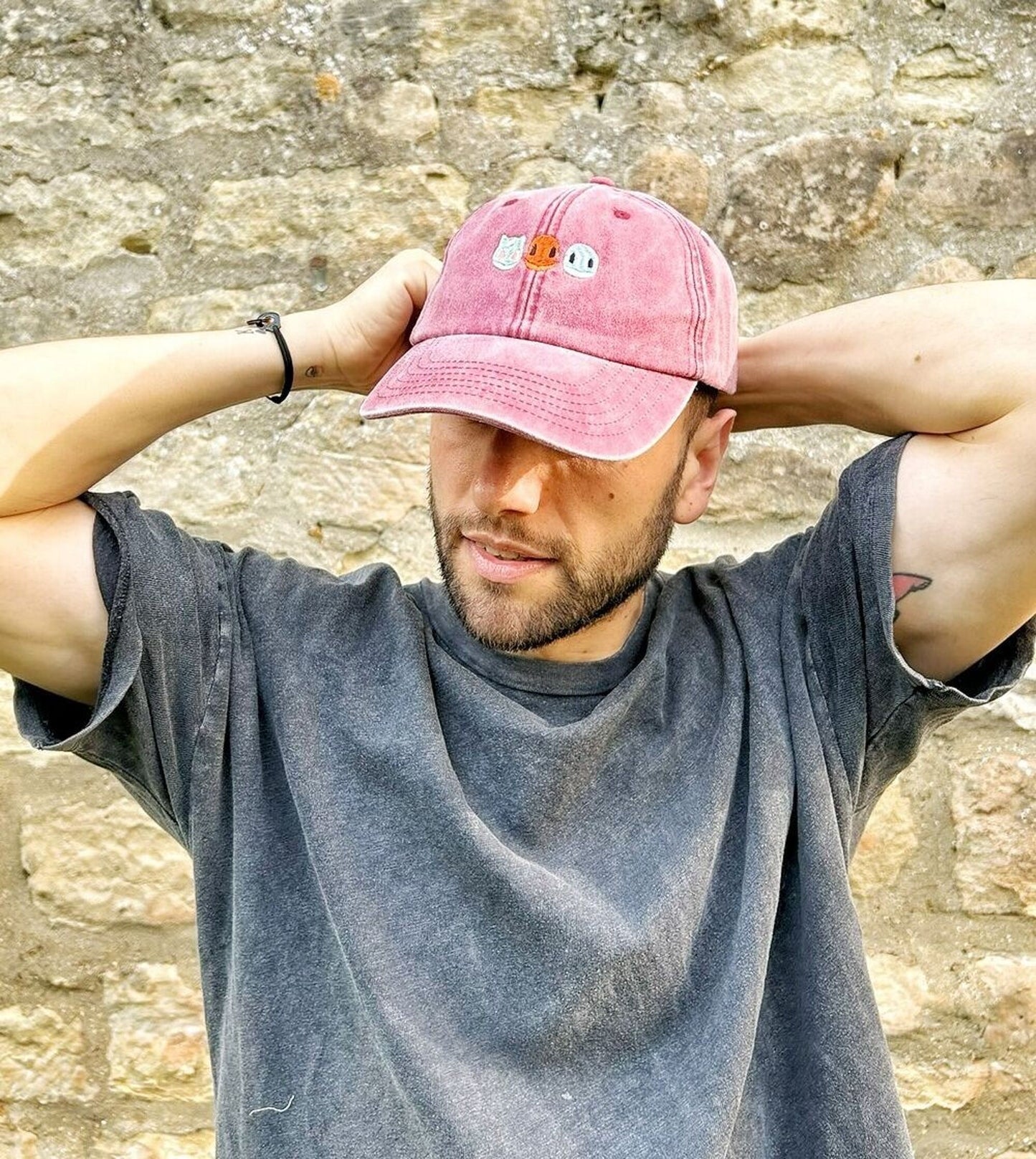 Cappellino ricamato bordeaux effetto vintage