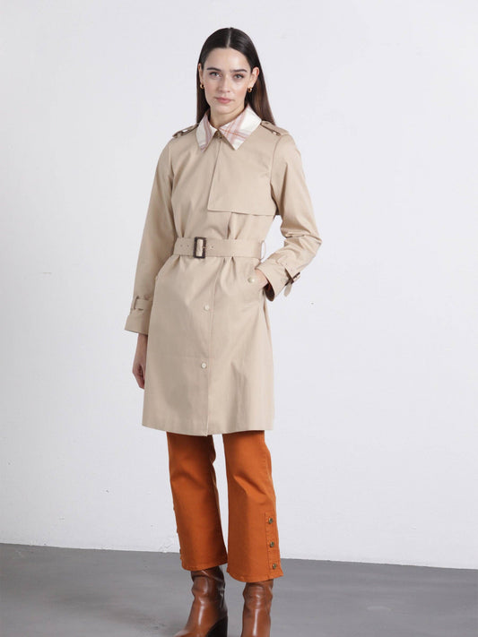 Trench in gabardine beige con cintura e colletto a quadri