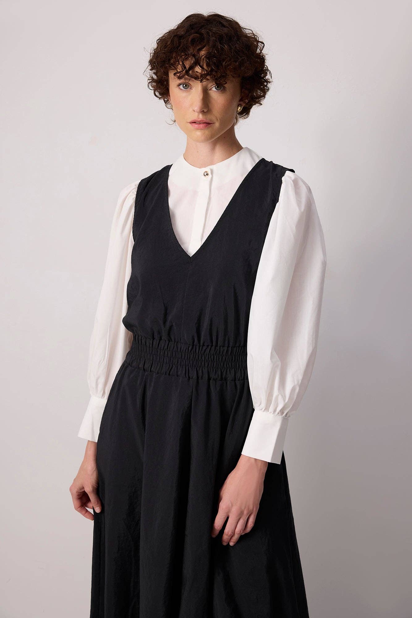 Abito maxi nero senza maniche con scollo a V e vita elastica
