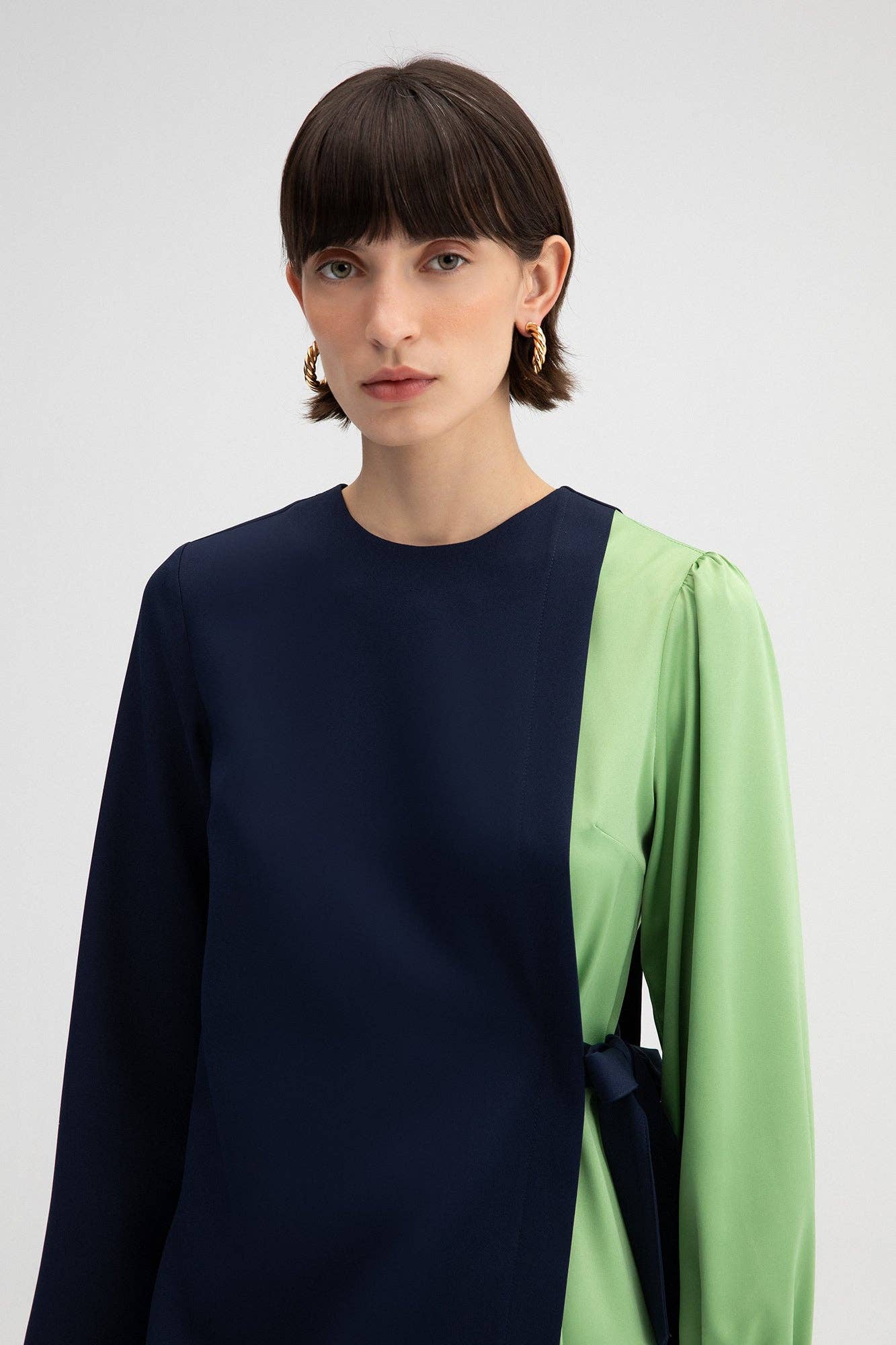 Abito midi color block con maniche lunghe e laccio laterale