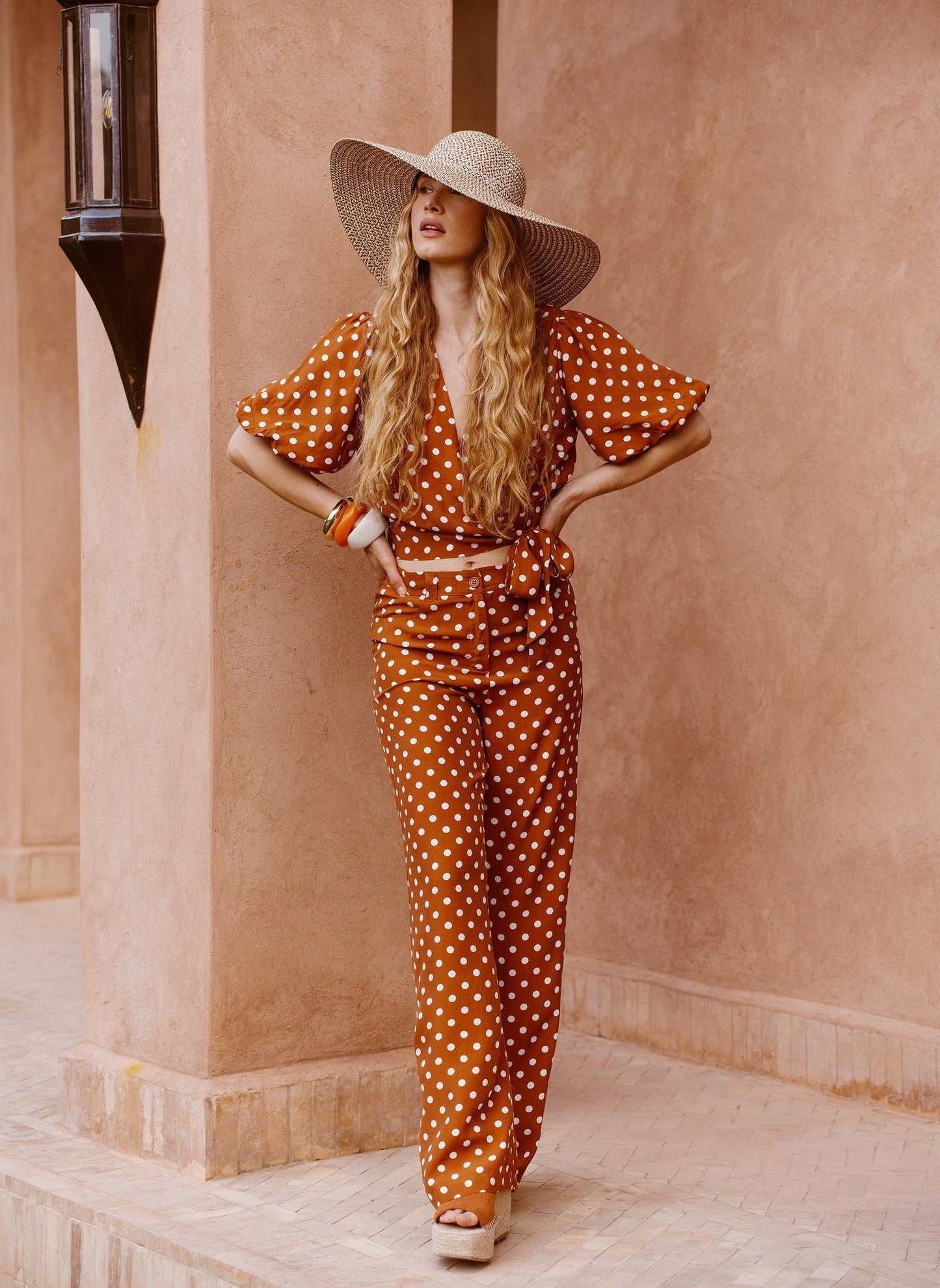 Pantaloni flare a pois caramello a vita alta