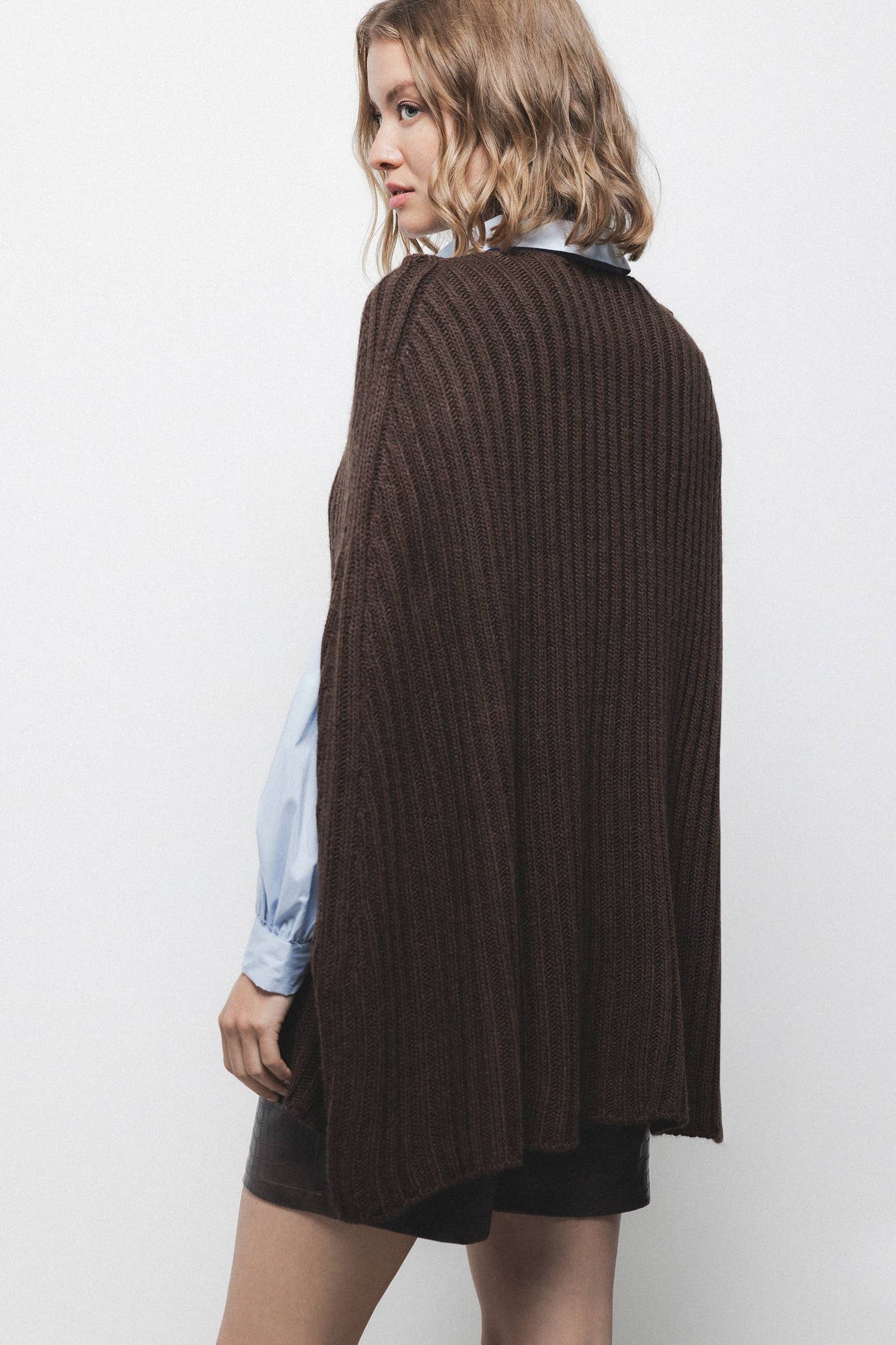 Poncho a maglia a coste con scollo a V