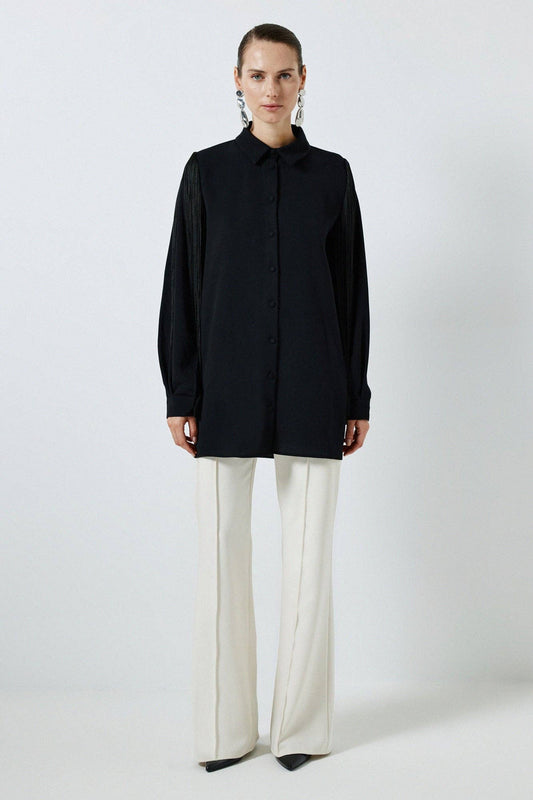Camicia in crêpe nera con maniche a nappine