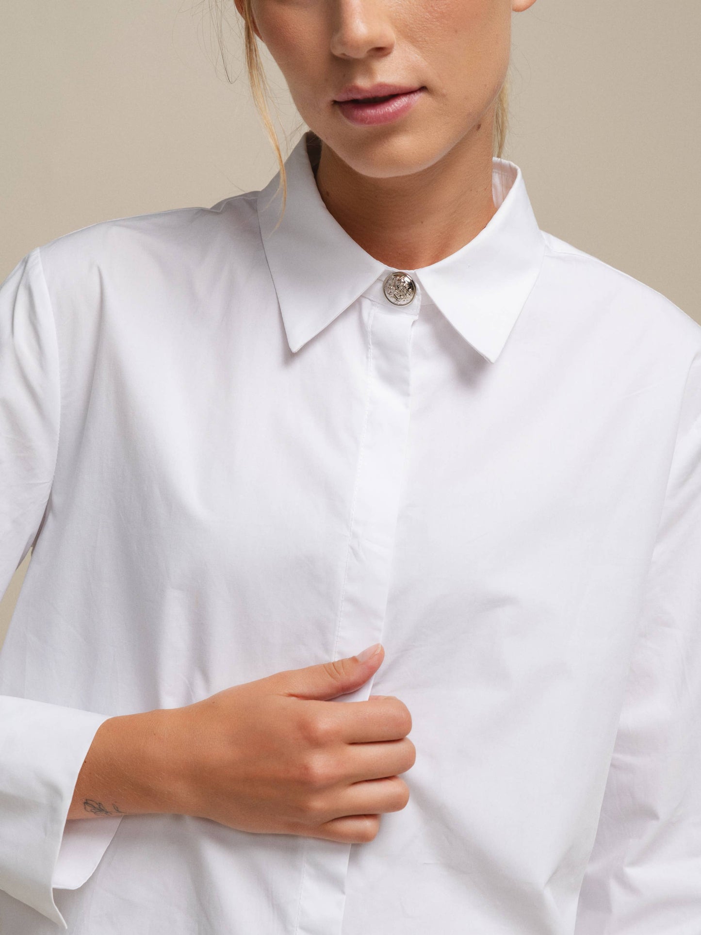 Camicia lunga bianca in cotone da donna