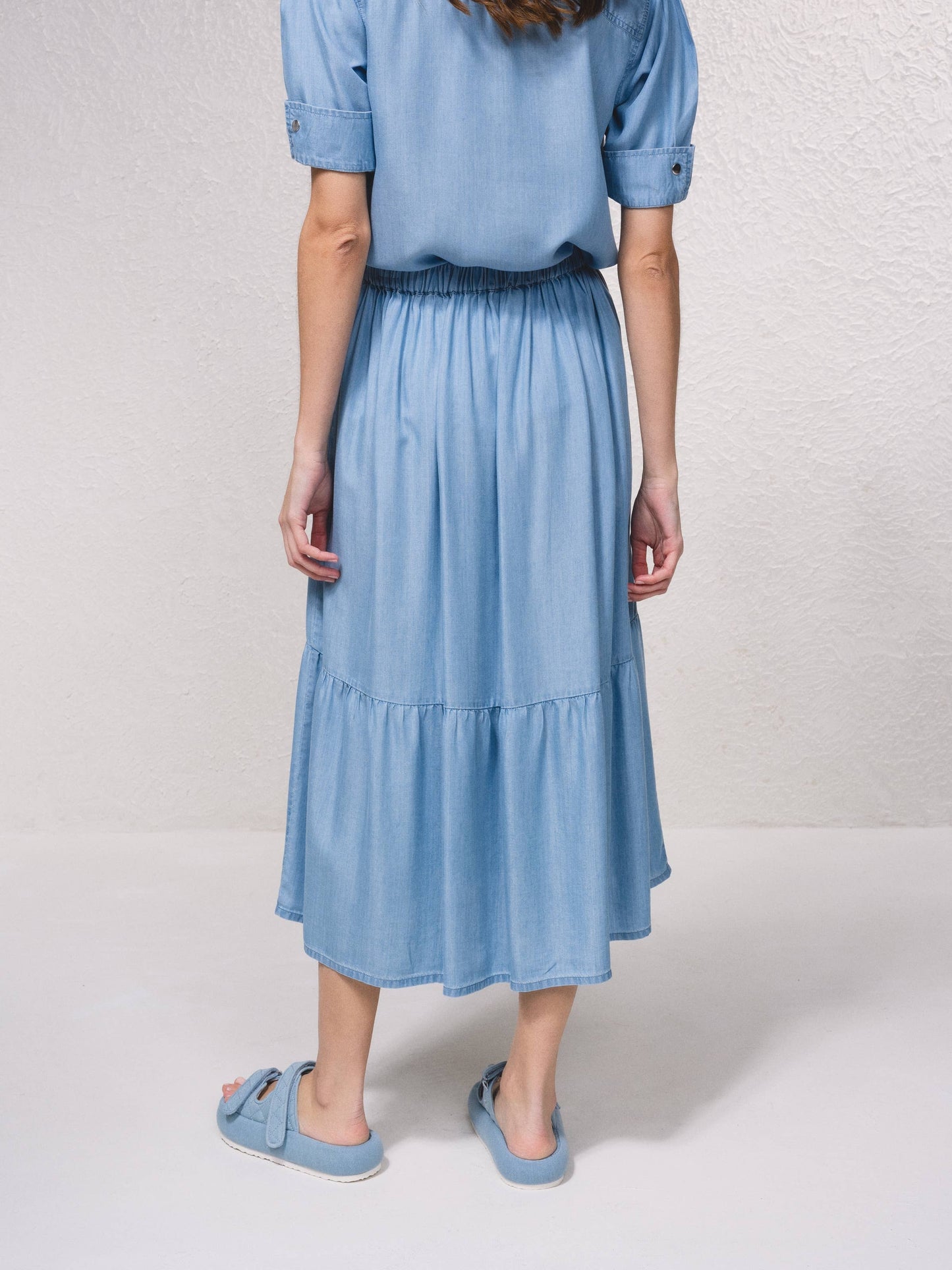 Gonna midi in denim leggero con bottoni frontali