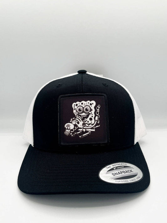 Cappellino trucker nero con patch grafica