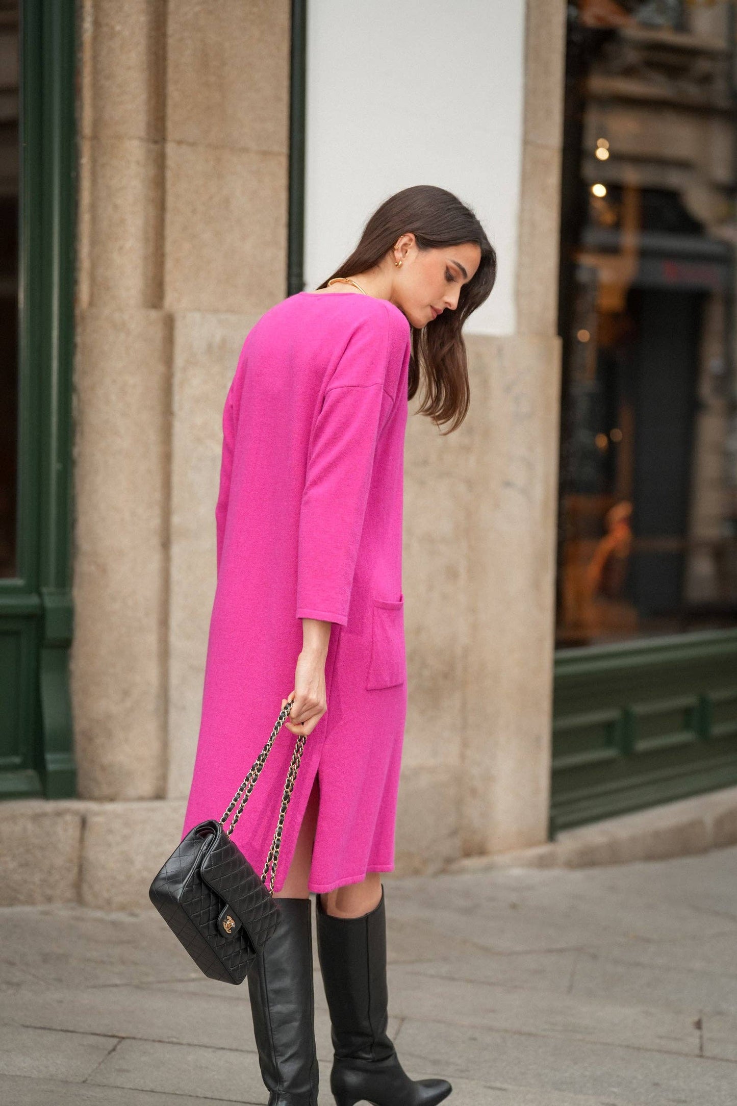 Abito in maglia con tasche e scollo a V
