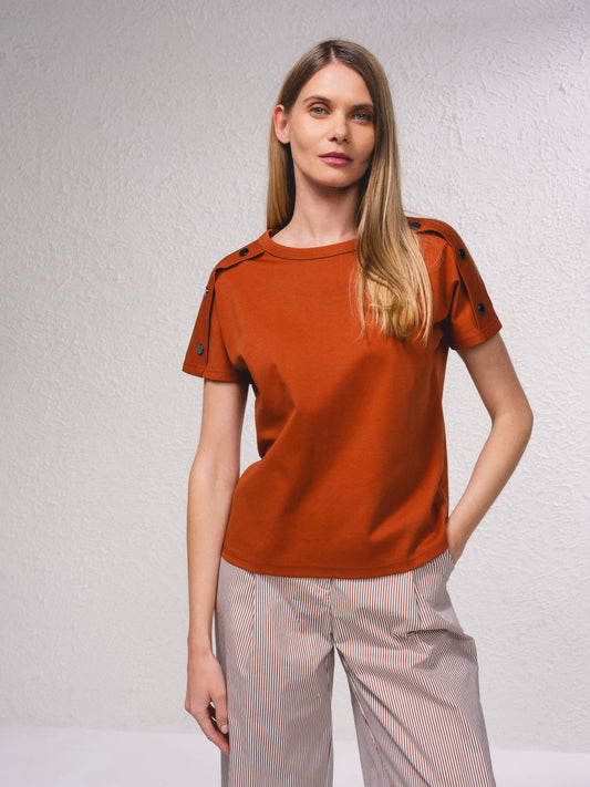 T-shirt in cotone con bottoni decorativi sulle maniche