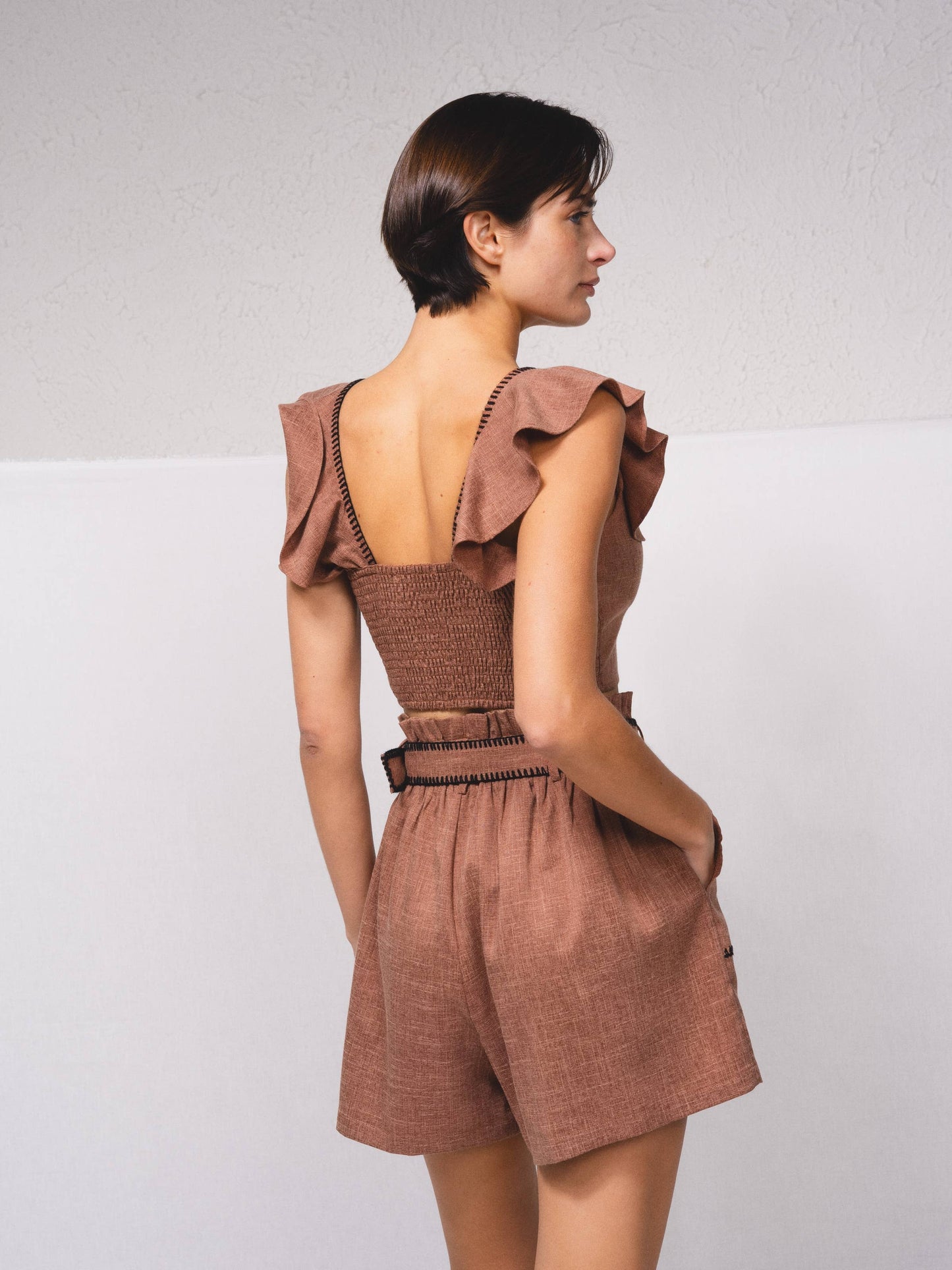 Top crop aderente con volant
