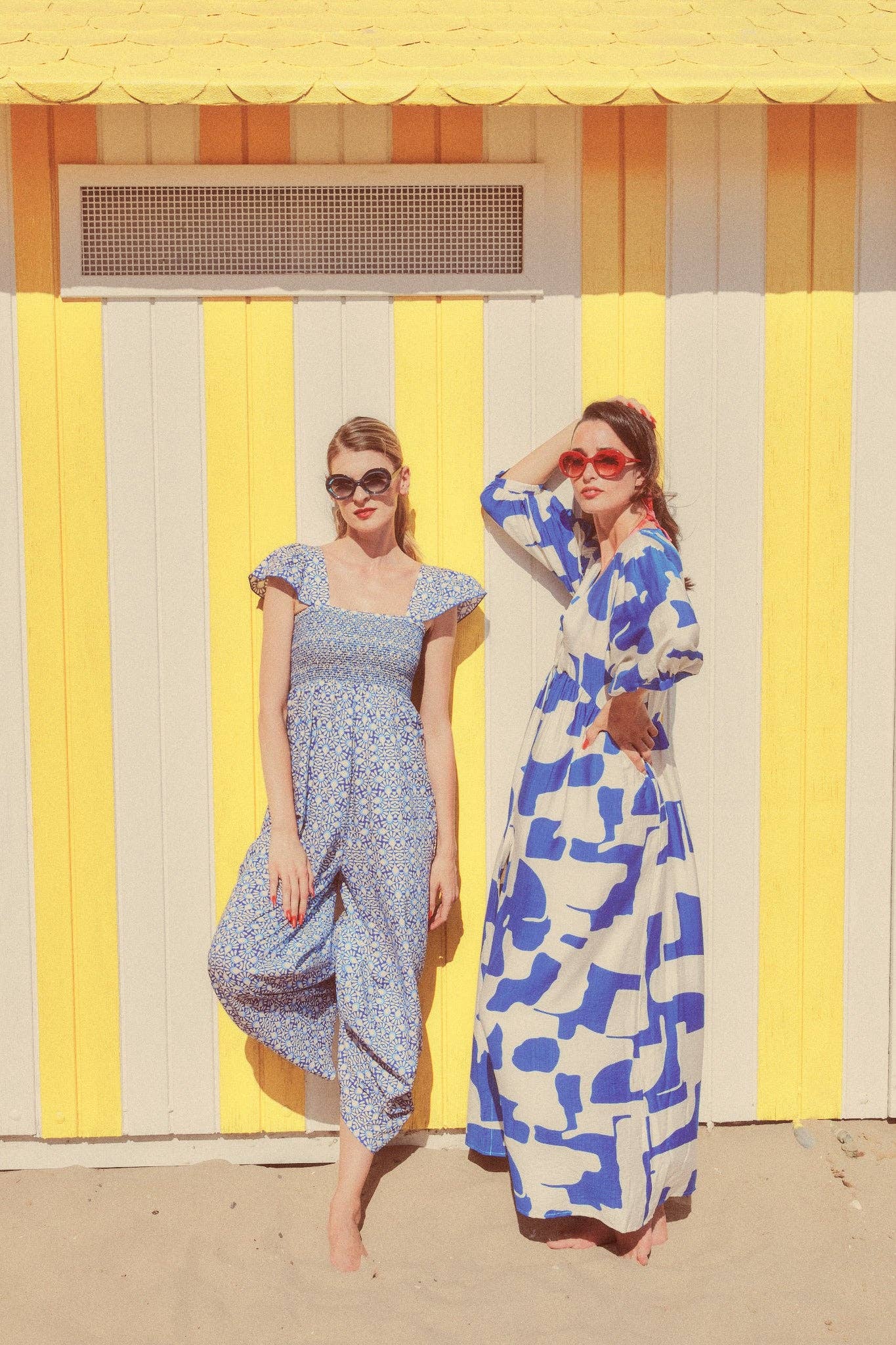 Abito lungo oversize con stampa astratta blu