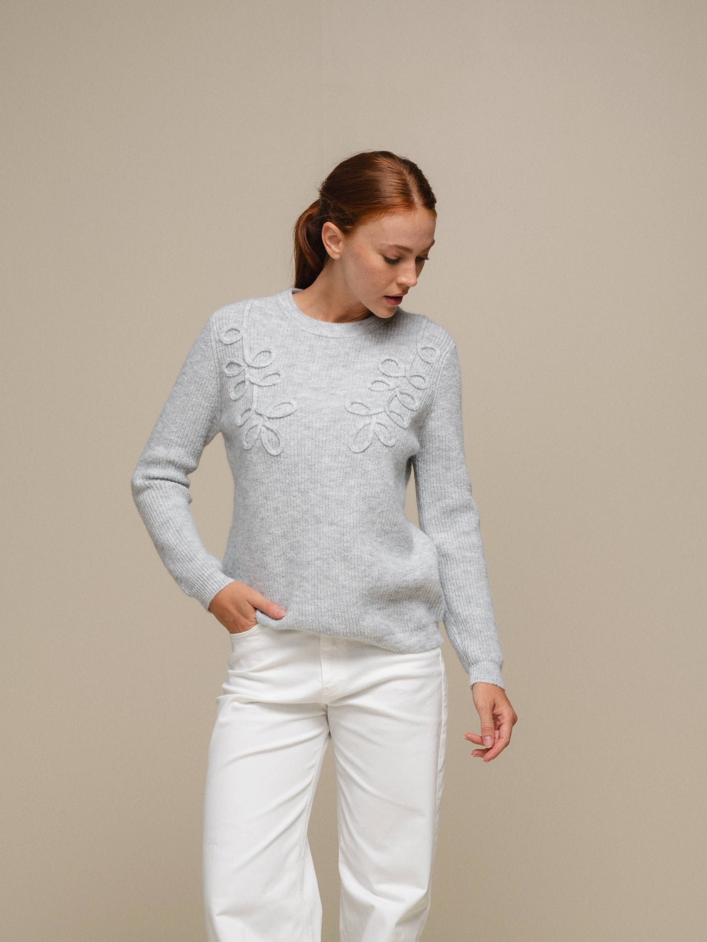 Maglione in maglia con applicazioni a foglia