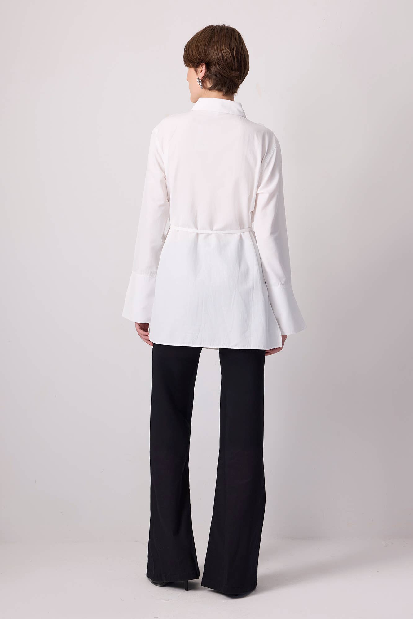 Camicia lunga in popeline écru con pizzo floreale 3D e cintura in vita