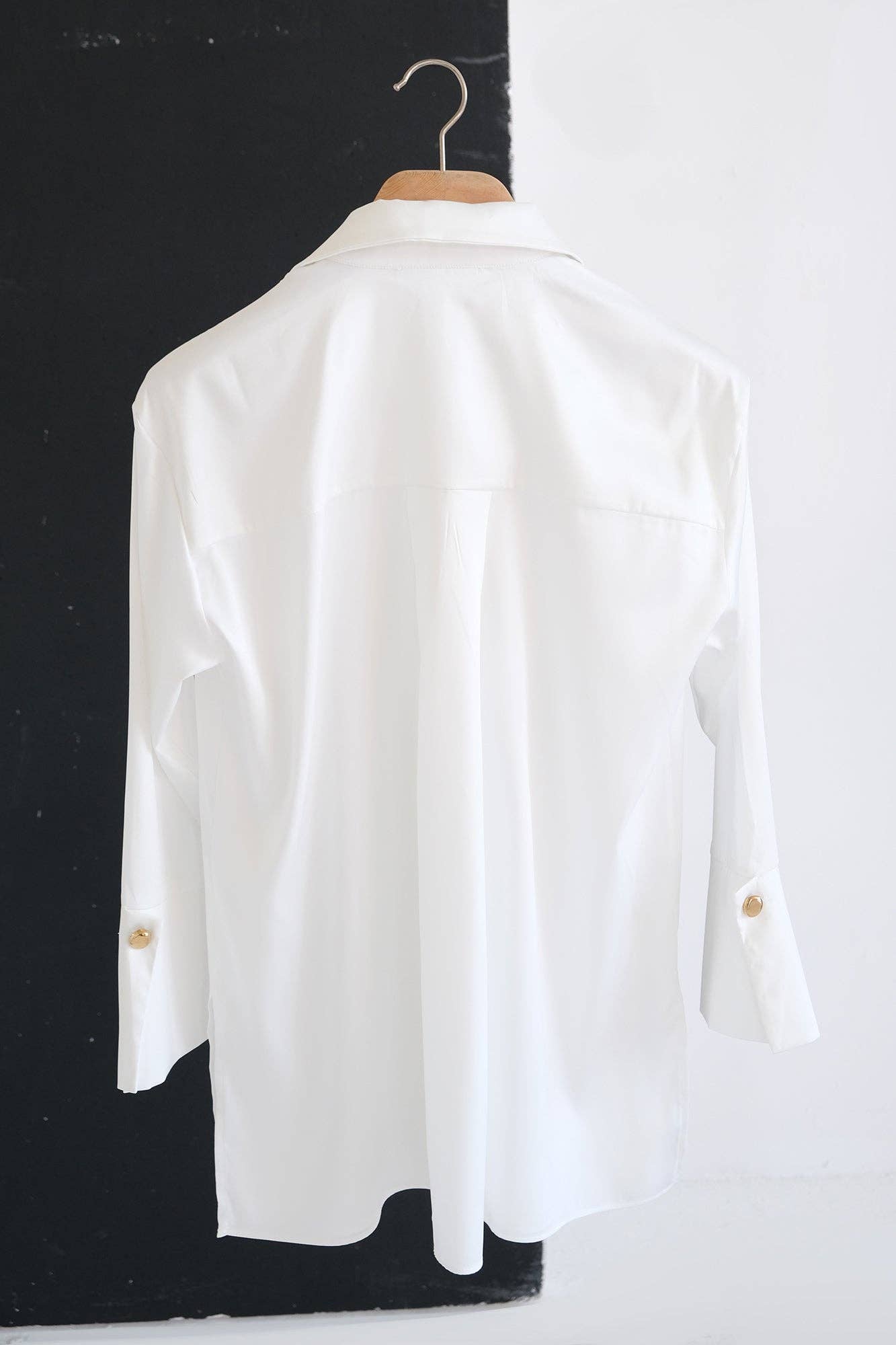 Camicia classica bianca in raso con polsini larghi