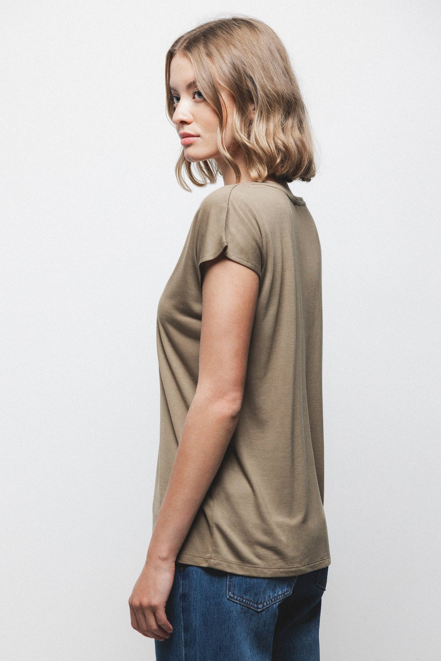 T-shirt in lyocell con scollo a V
