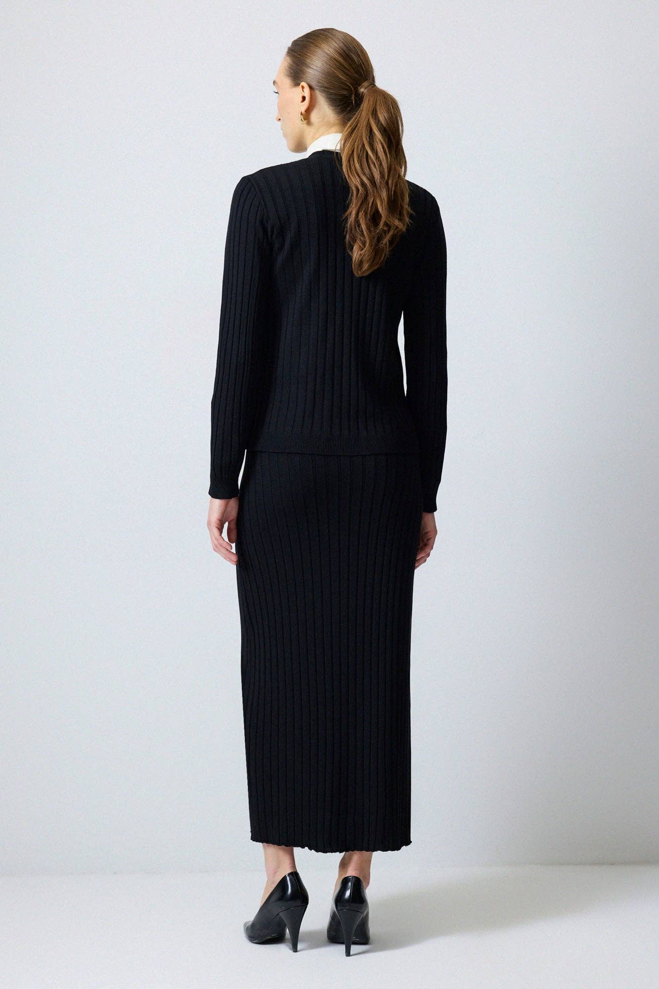 Set in maglia a coste con cardigan e gonna lunga nera