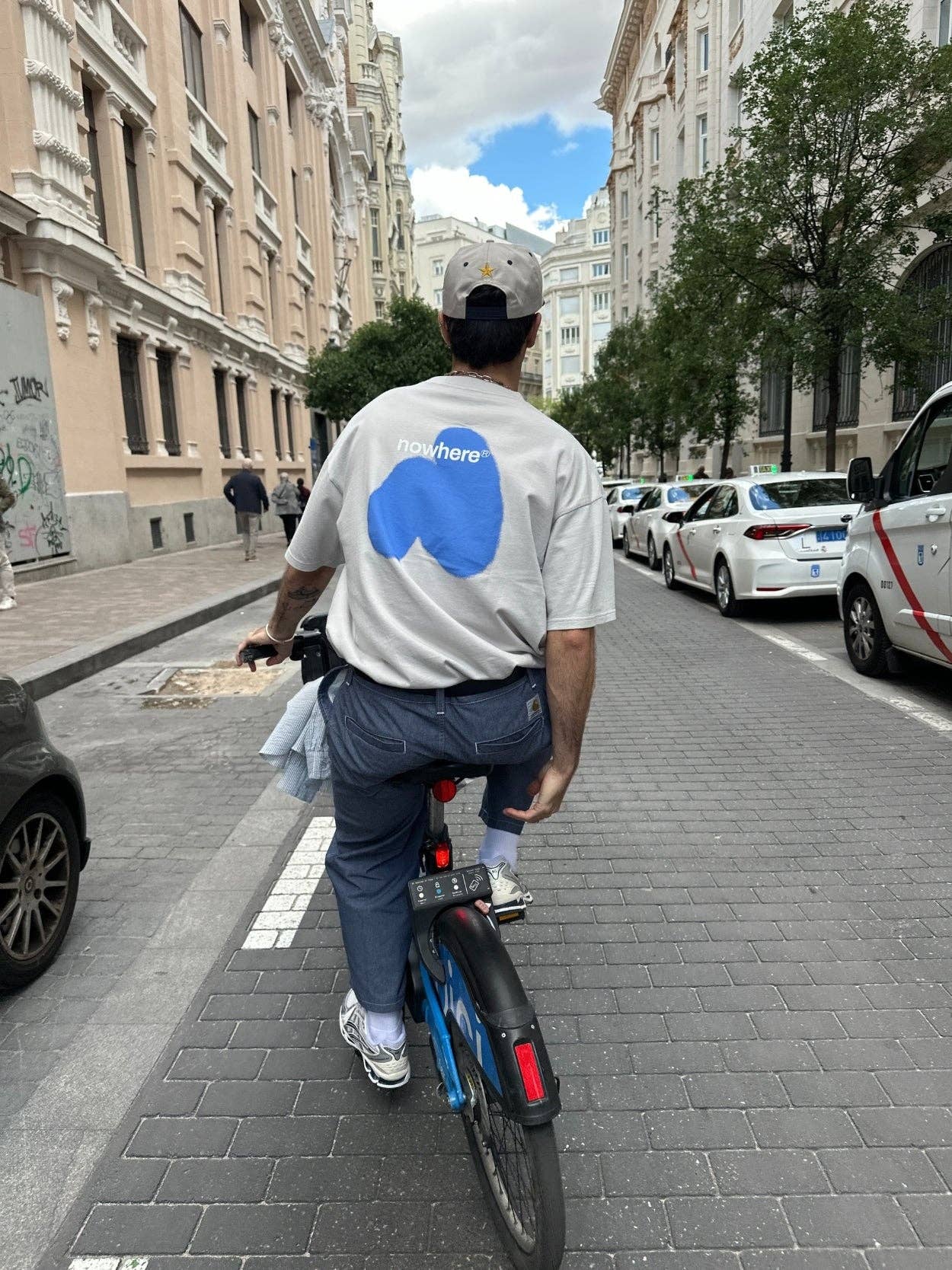 T-shirt oversize grigia con stampa spray