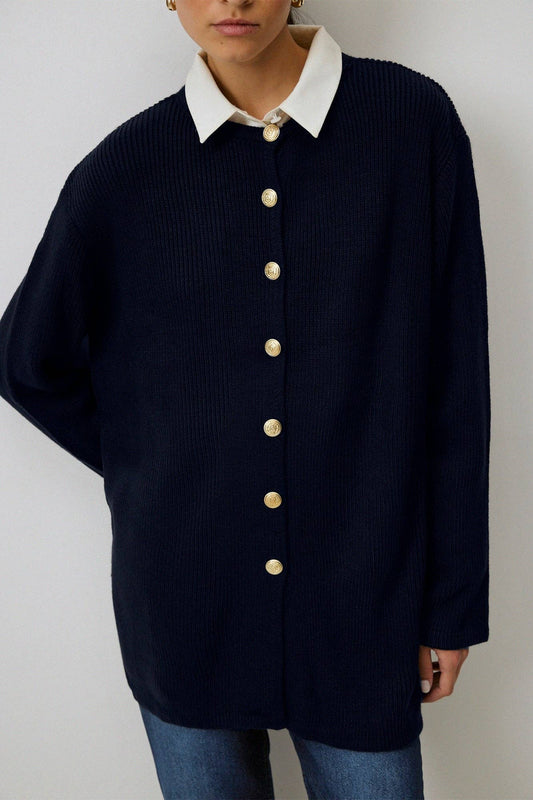 Cardigan lungo blu navy con bottoni dorati