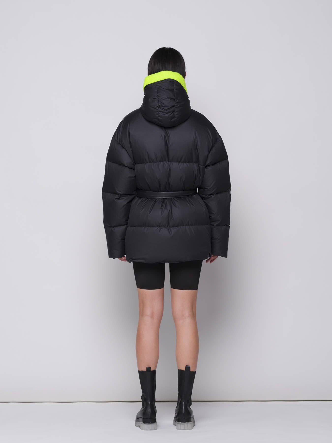 Piumino puffer con cintura bicolore nero e giallo fluo