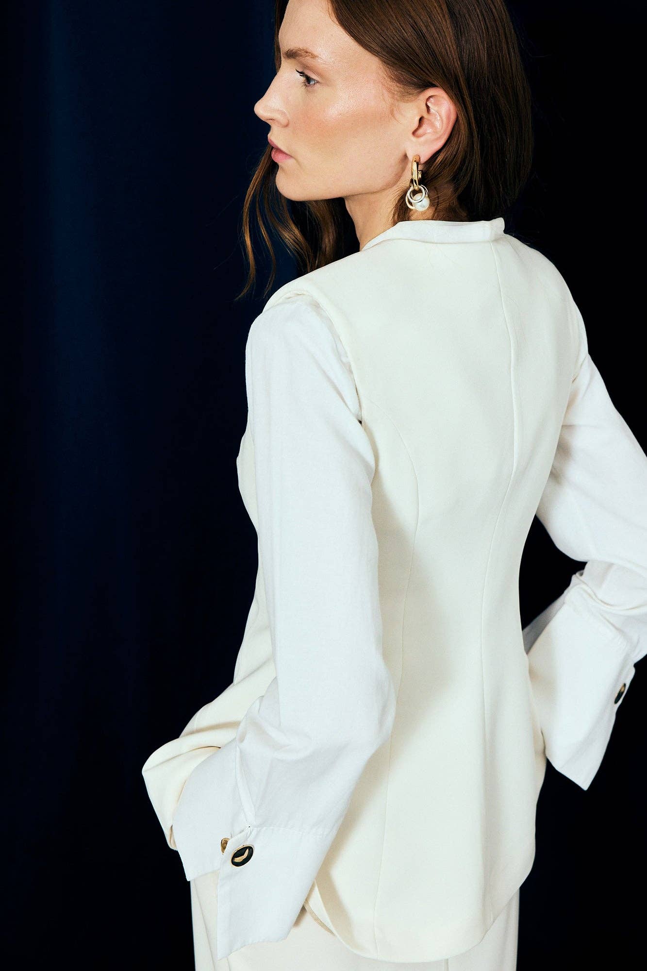 Gilet aderente crema con bottoni dorati