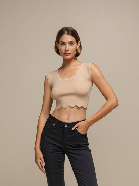 Top crop in maglia a costine con bordo ondulato