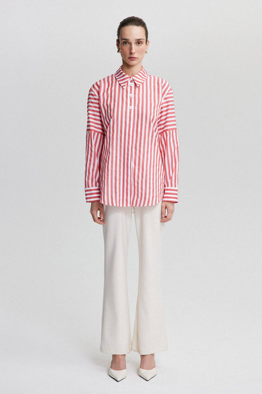 Camicia a righe rosse con bottoni a vista