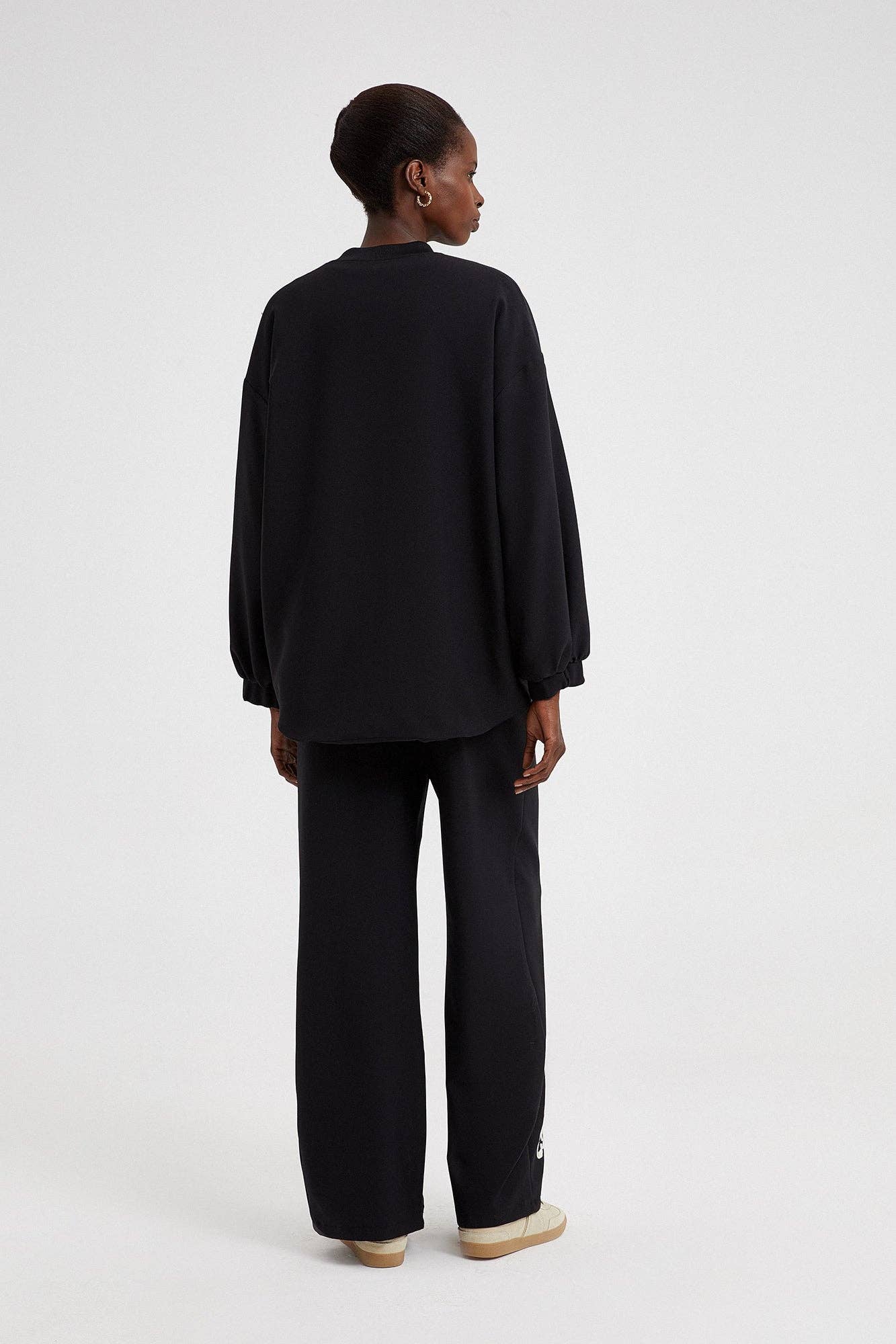 Bomber oversize nero ricamato con motivo floreale
