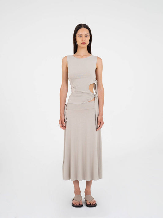 Top asimmetrico luminoso con cut-out e fiocco