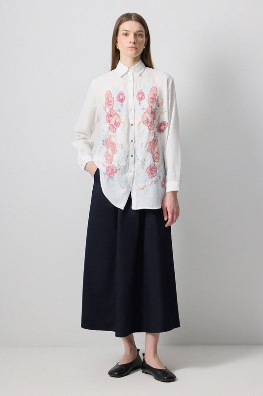 Camicia oversize bianca con ricami floreali