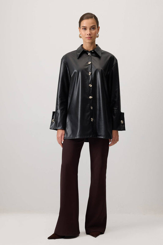 Camicia in ecopelle con polsini larghi