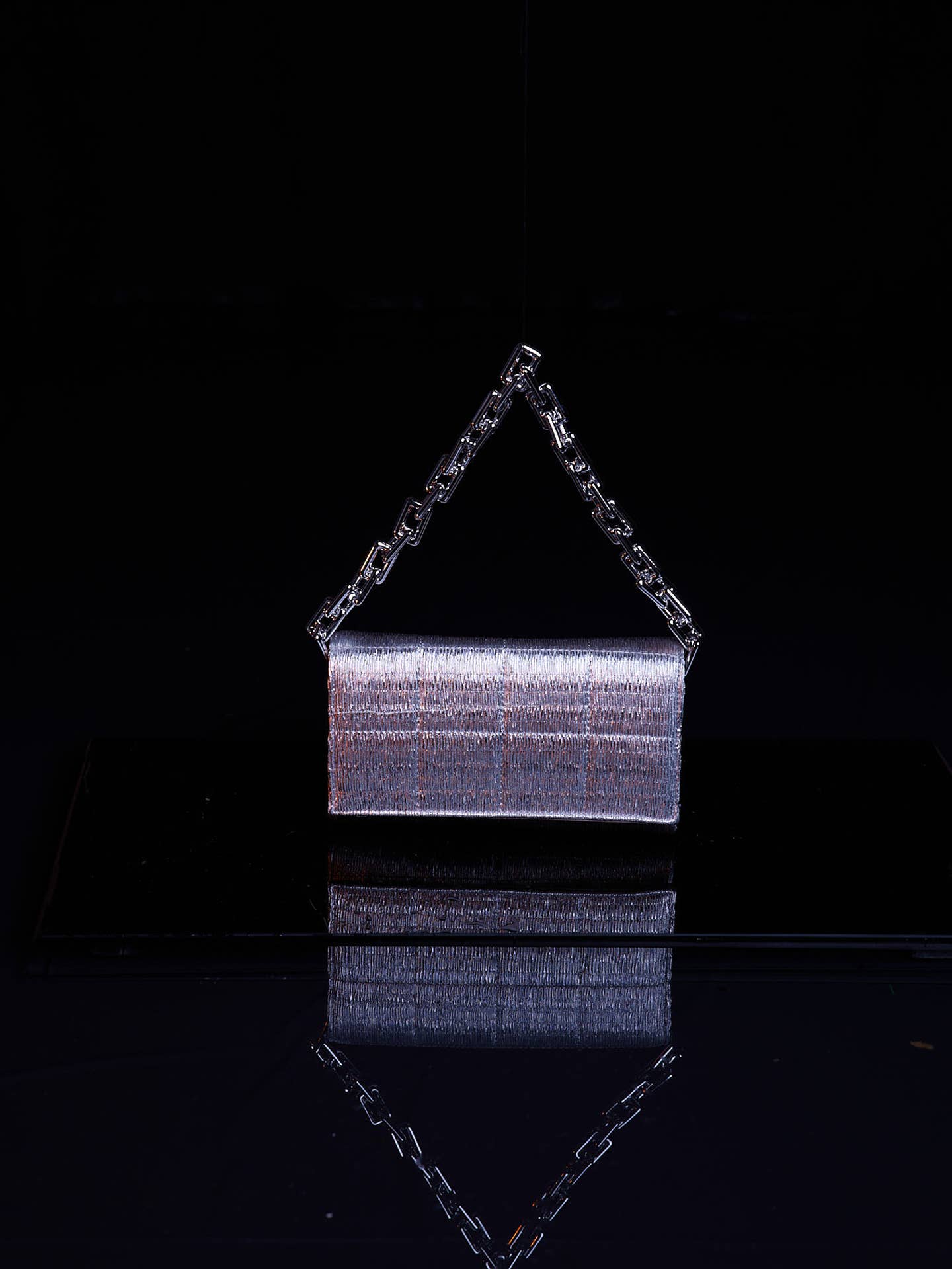 Mini borsa clutch metallizzata con manico a catena