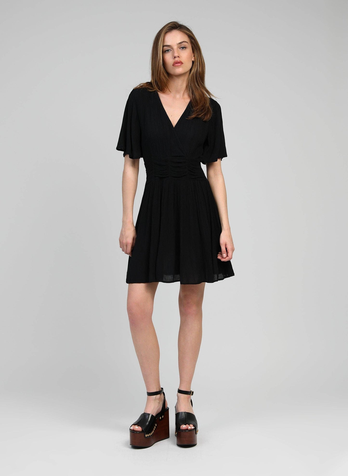 Vestito corto nero con scollo a V