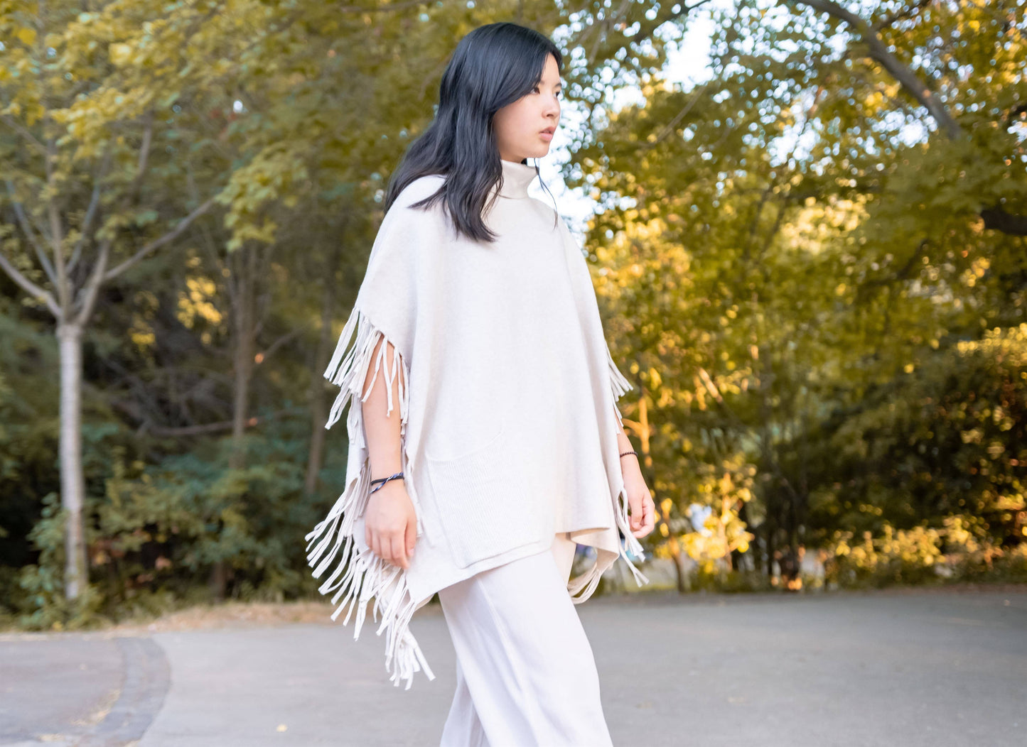 Poncho in maglia con frange e collo alto