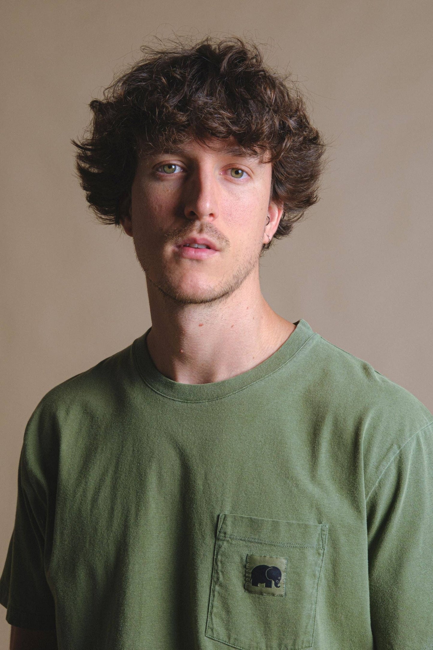 T-shirt uomo pigmentata in cotone biologico verde quercia