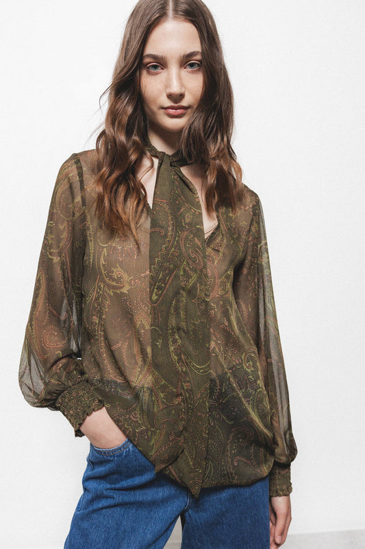 Blusa semitrasparente stampata con laccio al collo