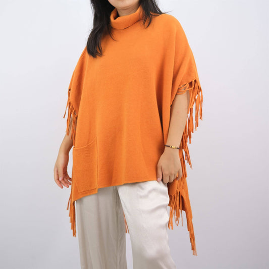 Poncho in maglia con frange e collo alto