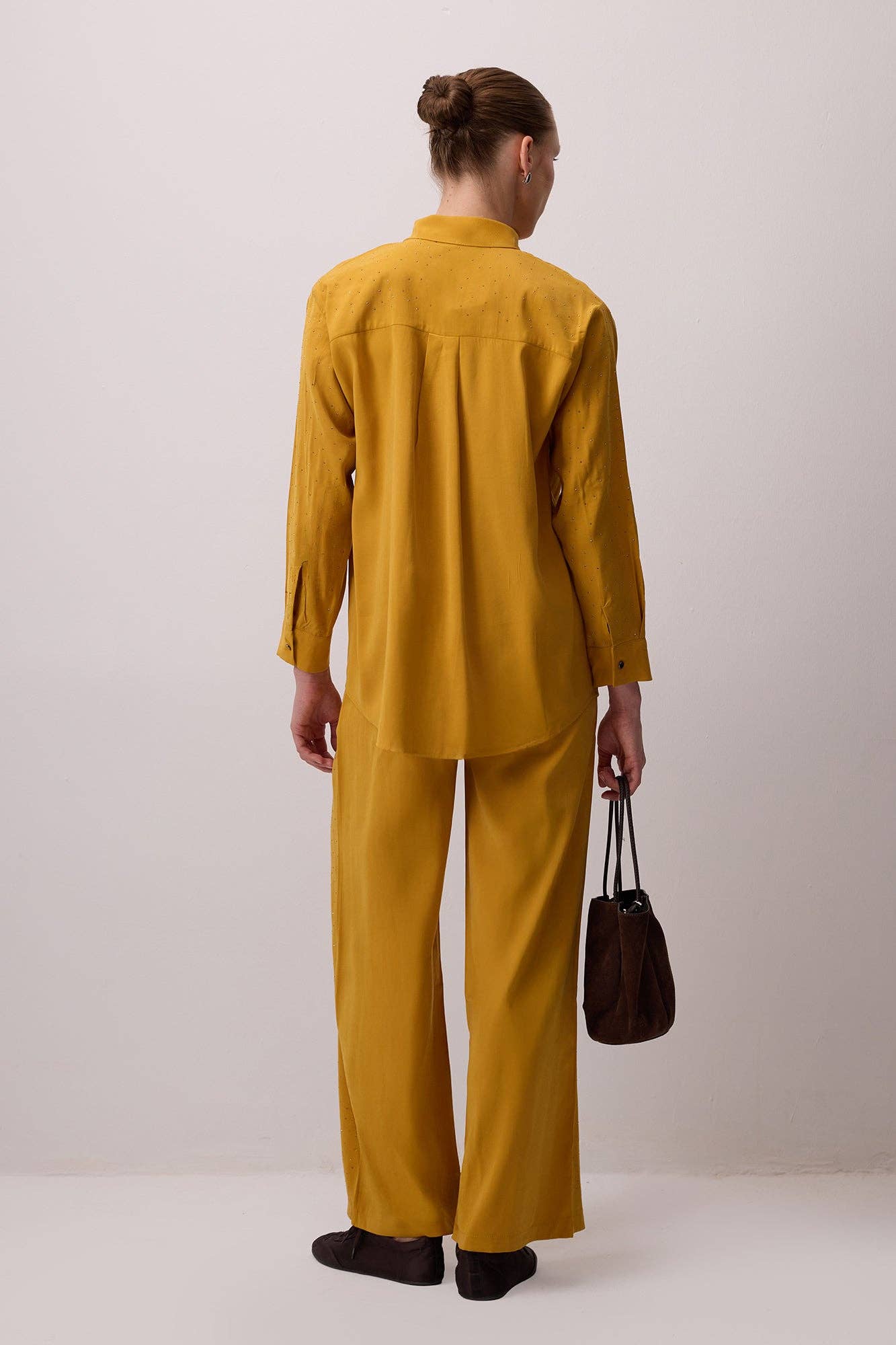 Completo camicia e pantaloni con ricami di pietre