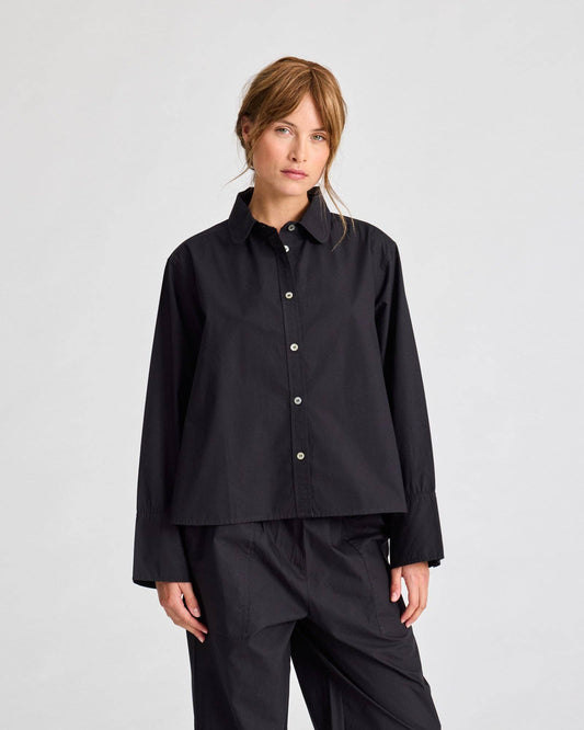 Camicia corta in popeline di cotone biologico nera Flora
