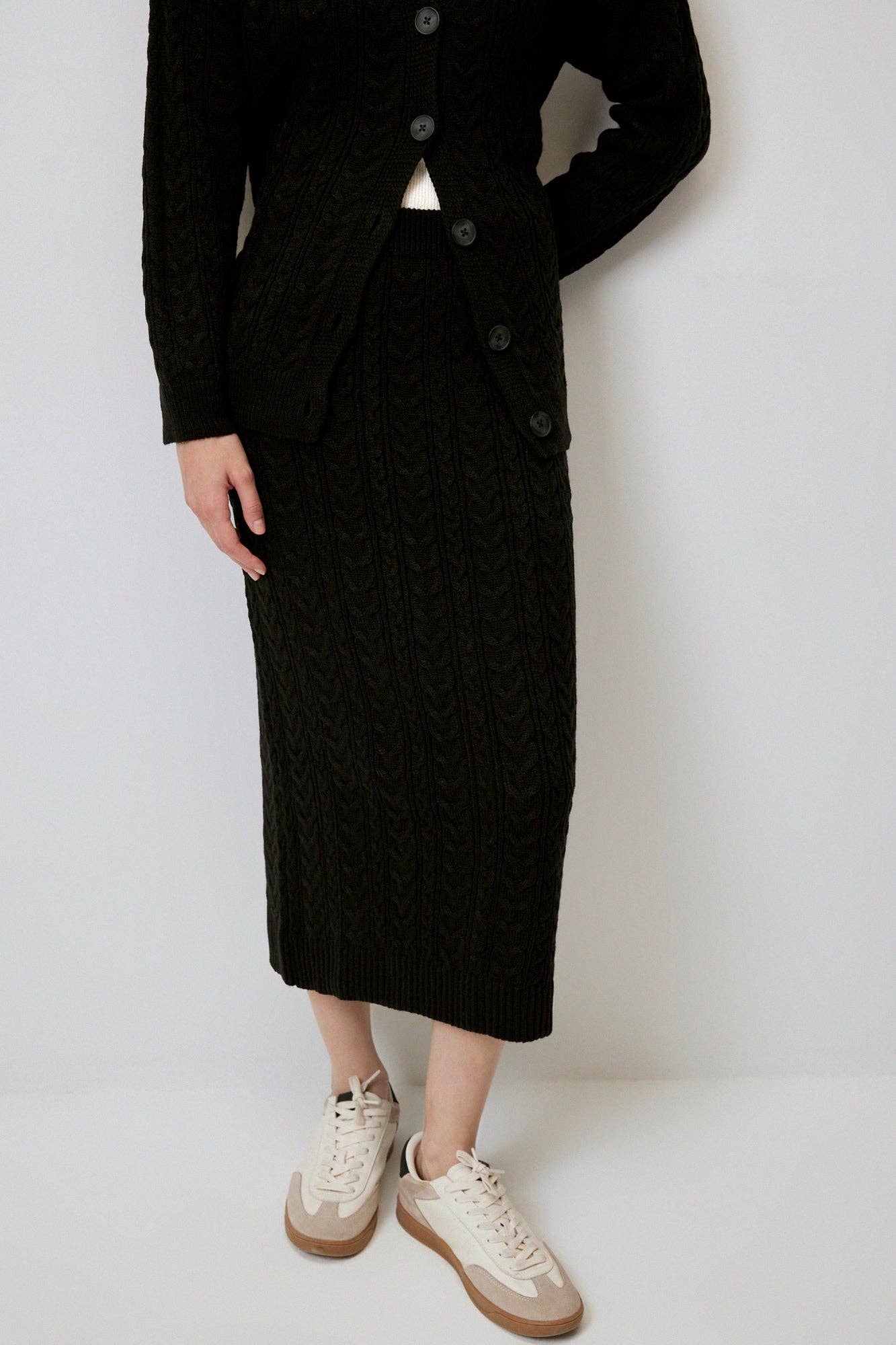 Set cardigan e gonna midi a trecce in maglia nera