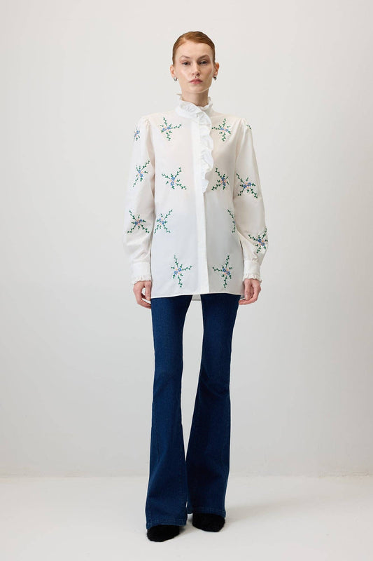 Camicia in popeline ricamata a fiori con volant