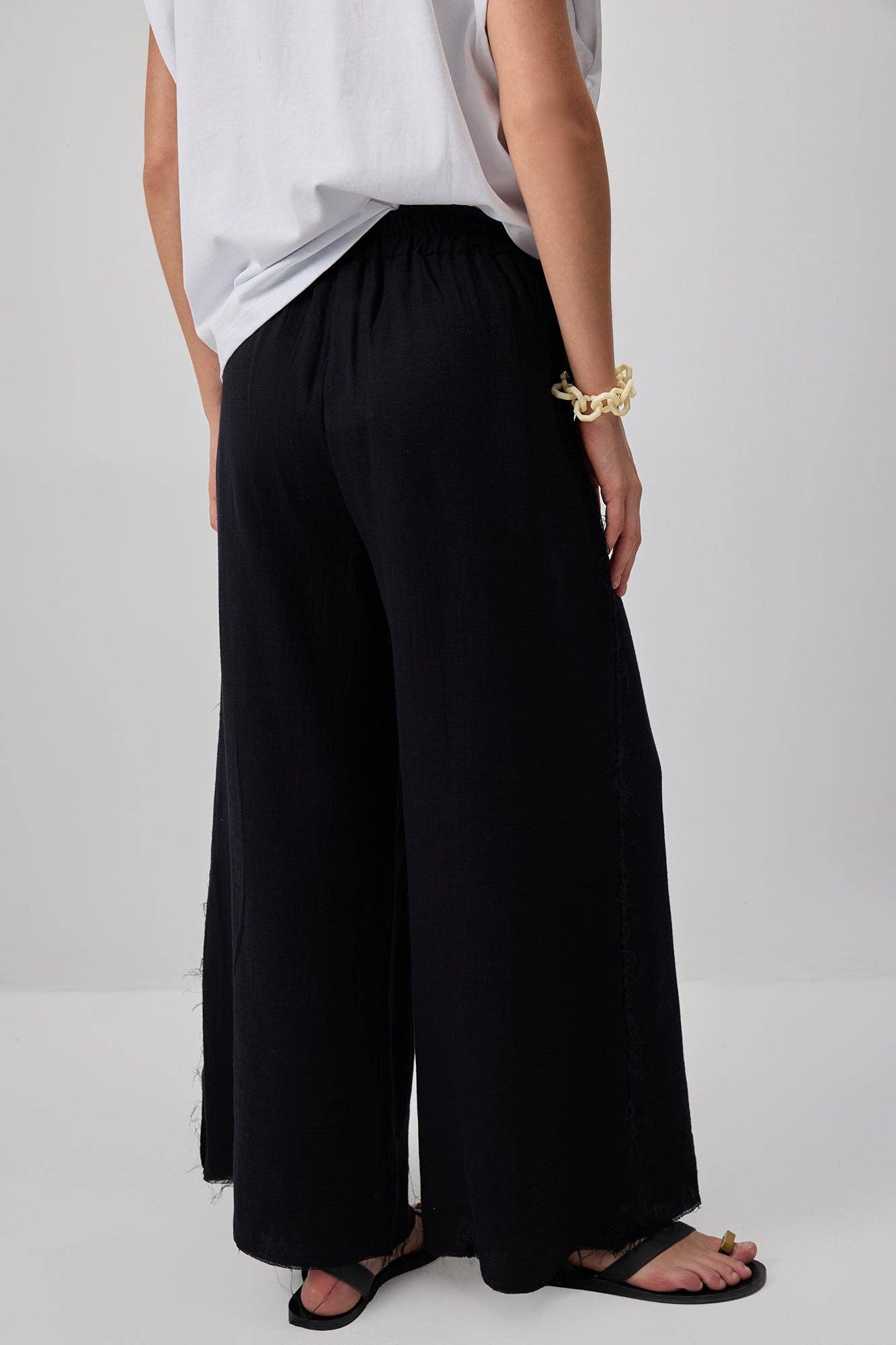 Pantaloni palazzo in cotone con dettagli sfrangiati