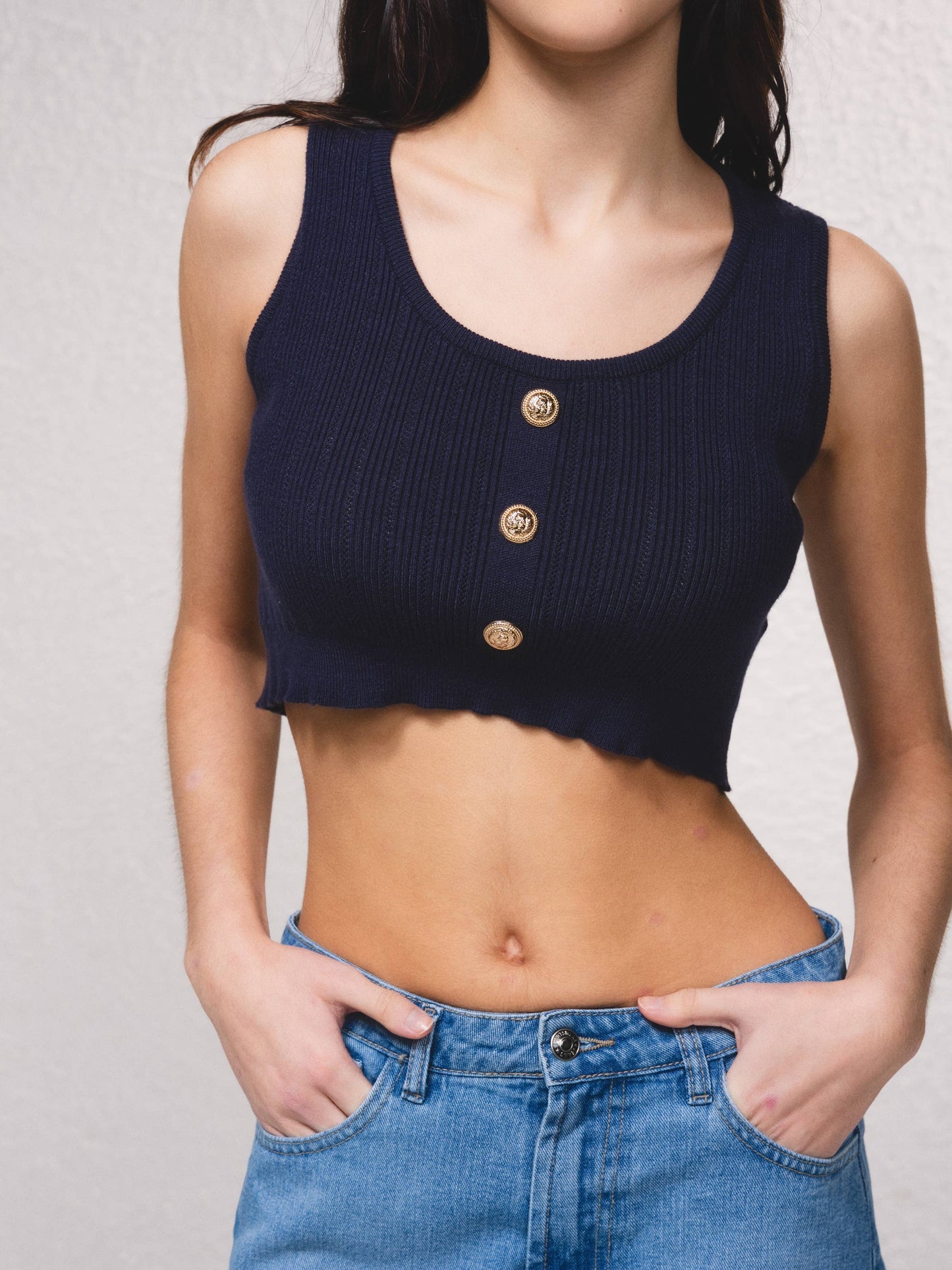 Top corto in maglia a costine con bottoni