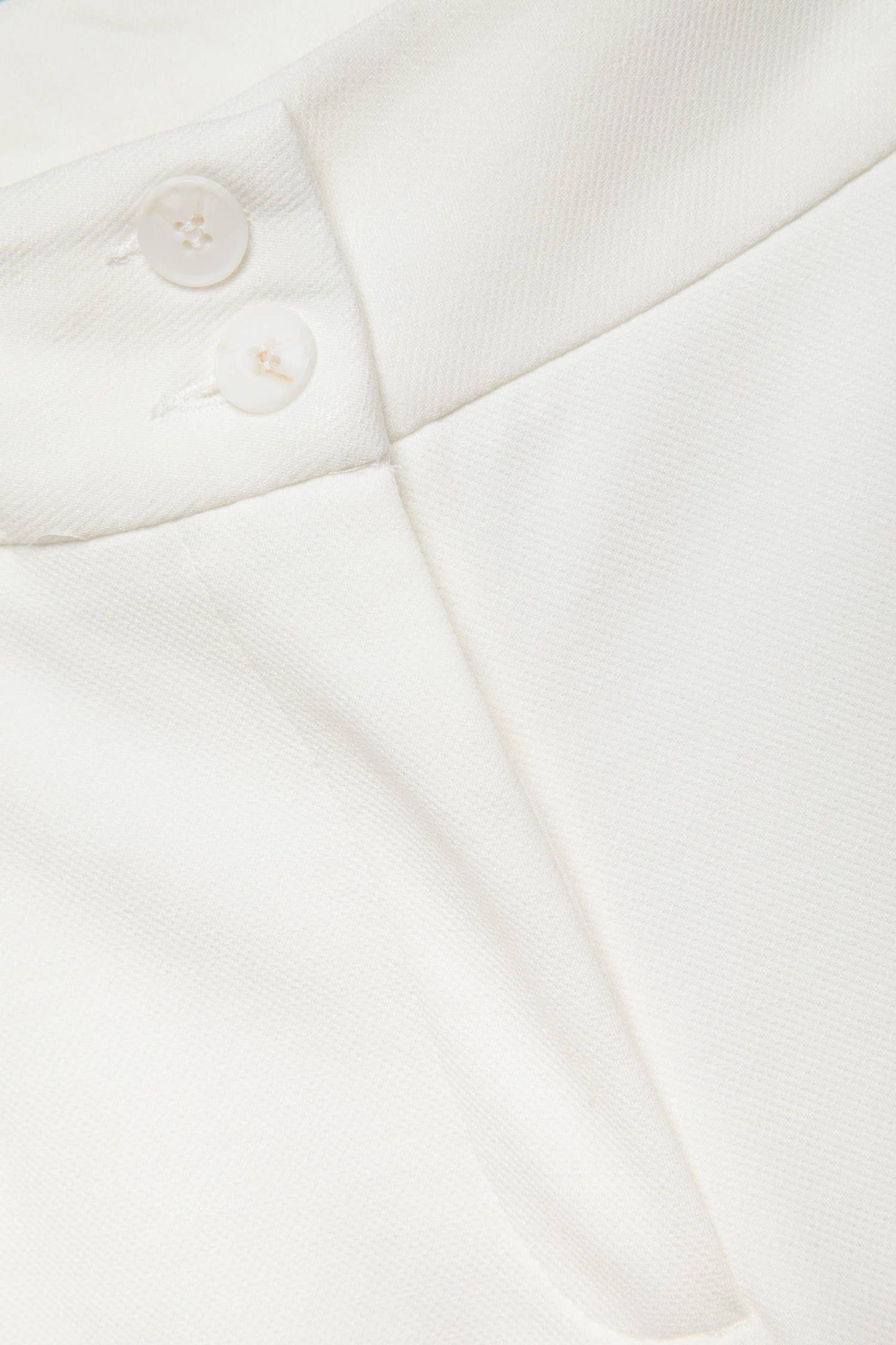Pantaloni aderenti eleganti con tasche laterali