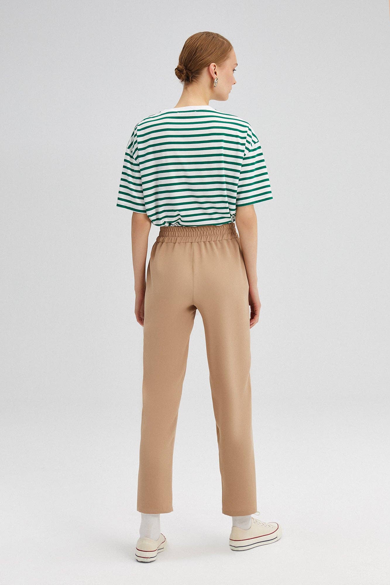 Pantaloni in crepe beige a vita elastica